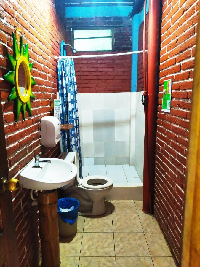 Iguana Beach House Hostel Montanita Ngoại thất bức ảnh