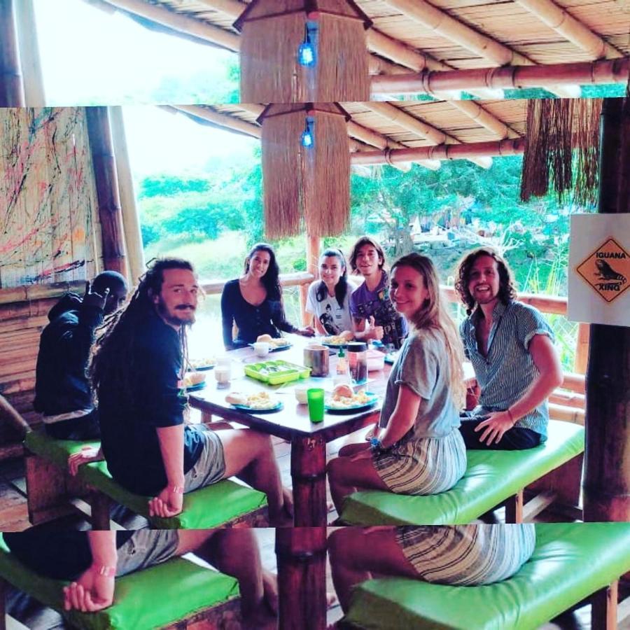 Iguana Beach House Hostel Montanita Ngoại thất bức ảnh